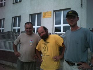 Przed szkołą w Miedźnie: Kazik, Marek i Radek